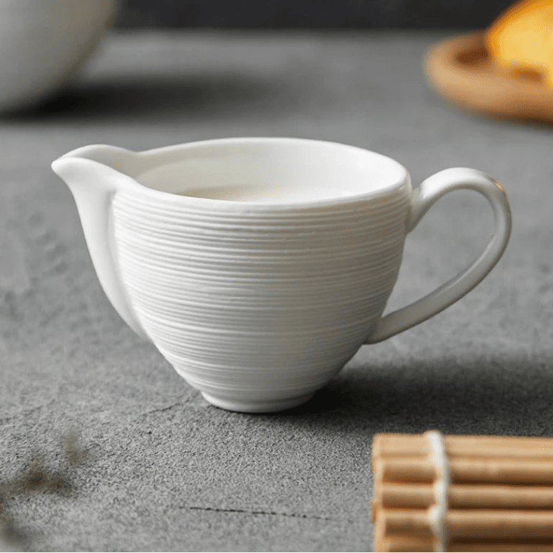 Saucière Céramique Blanche Trophy Maison Deleurde avec dressage gastronomique