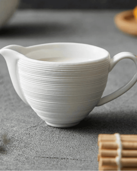 Saucière Céramique Blanche Trophy Maison Deleurde avec dressage gastronomique