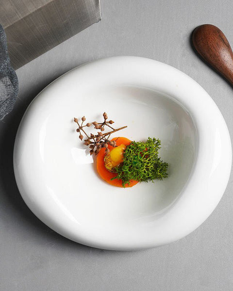 Assiette Céramique Ovale Bubble Maison Deleurde avec dressage gastronomique