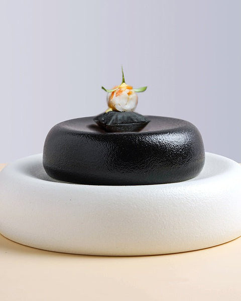 Assiette Céramique Contraste Joy Maison Deleurde, vue rapprochée de la forme et de la finition