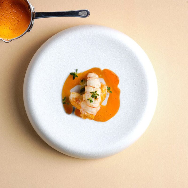 Assiette Céramique Contraste Joy Maison Deleurde avec dressage gastronomique