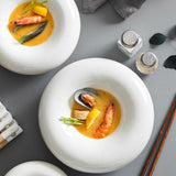 Assiette Céramique Creuse Nuage Maison Deleurde avec dressage gastronomique