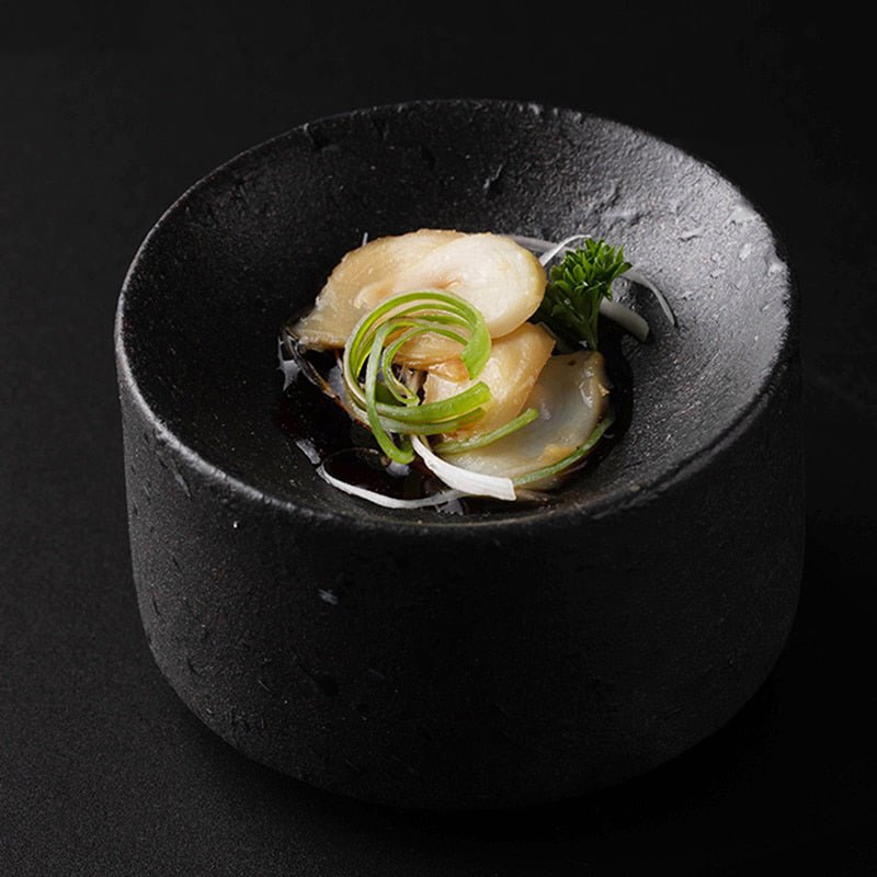 Assiette Céramique Noire Volcano Maison Deleurde avec dressage gastronomique