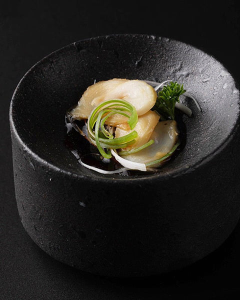 Assiette Céramique Noire Volcano Maison Deleurde avec dressage gastronomique