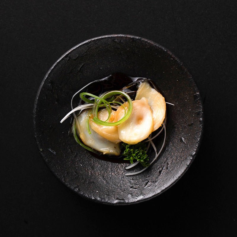 Assiette Céramique Noire Volcano Maison Deleurde avec dressage gastronomique